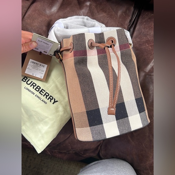 Burberry bucket bag with crossbody leather strap - Picture 2 of 3